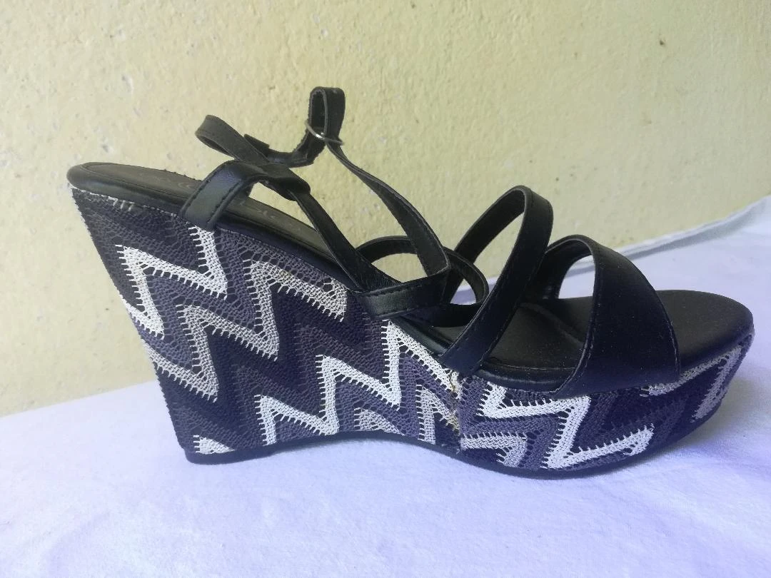 Sandalias negras de tacón compensado bicolor negro/gris talla 38-nuevas (defecto) – photo 14